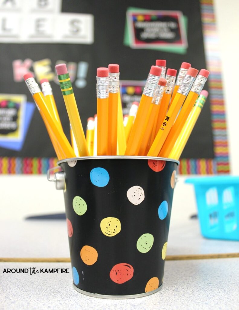 Computer lab decor ideas to spruce up your lab with chalkboard decor. See how to not only brighten up and organize your lab, but also help it run more smoothly with these classroom management ideas and bulletin boards.