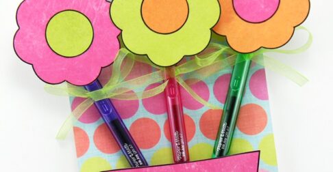 Favorite Things Teacher Gift Idea -Show your favorite teachers how much you appreciate them with this FREE printable teacher gift using InkJoy pens.