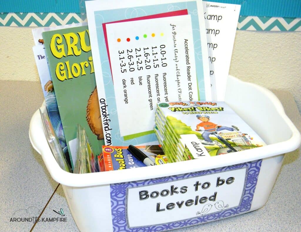Book leveling tub for classroom volunteers